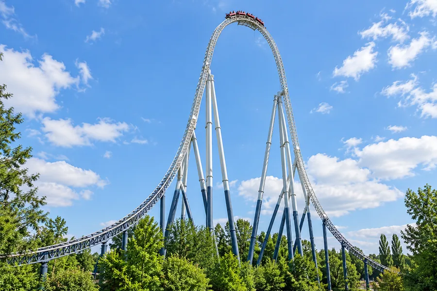 Torre e treno delle montagne russe Stealth a Thorpe Park
