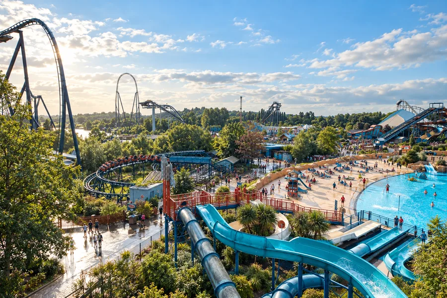 Panorama di Thorpe Park con il cielo che si rasserena sopra le attrazioni