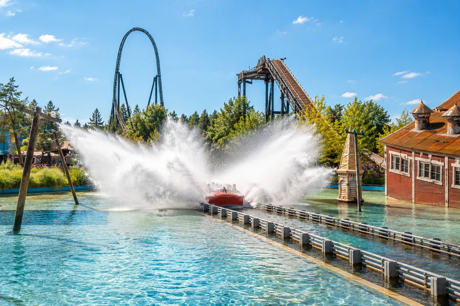 Imbarcazione di Tidal Wave che solleva spruzzi entrando nella vasca a Thorpe Park