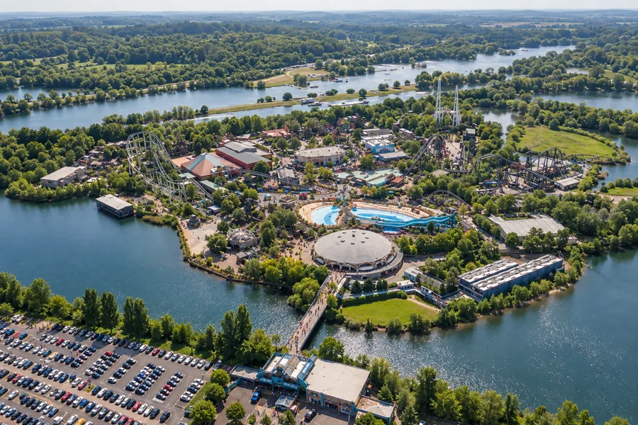 Veduta aerea di Thorpe Park e del percorso di accesso attraverso i laghi