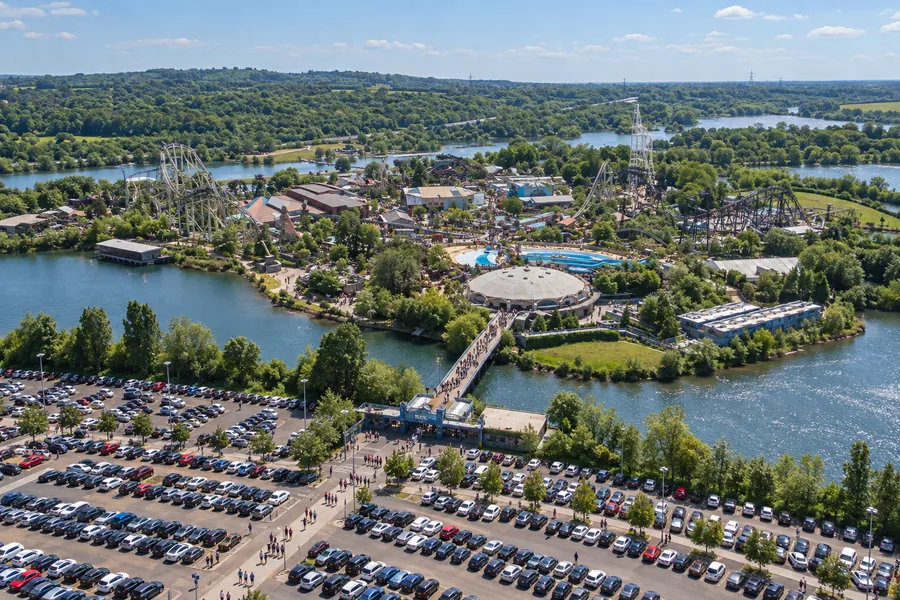Parcheggio per i visitatori di Thorpe Park accanto al percorso d’ingresso