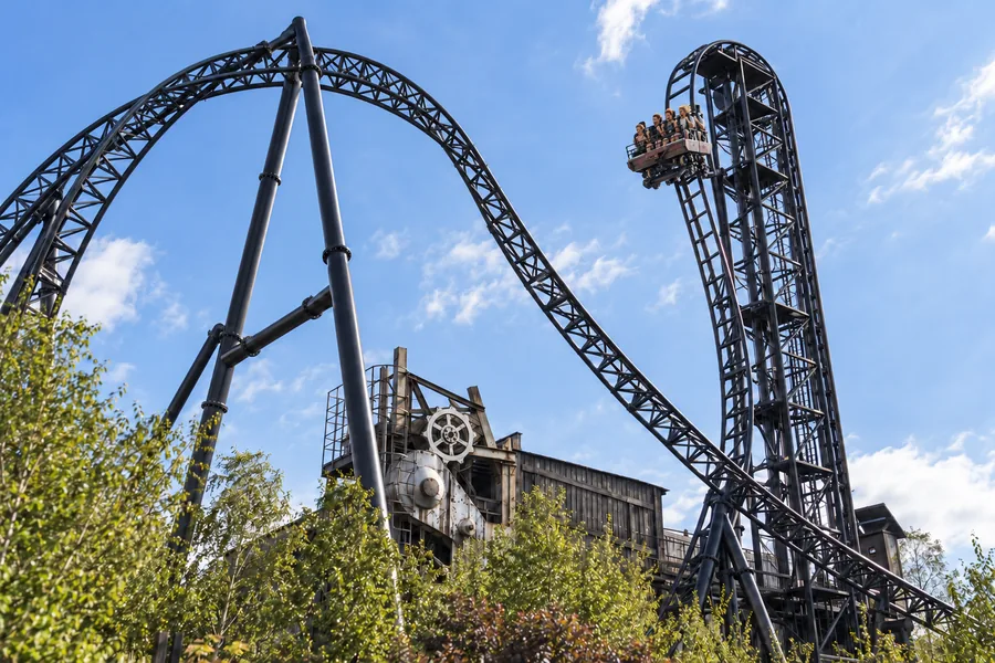 Vagoncino di SAW – The Ride all’inizio della discesa oltre la verticale