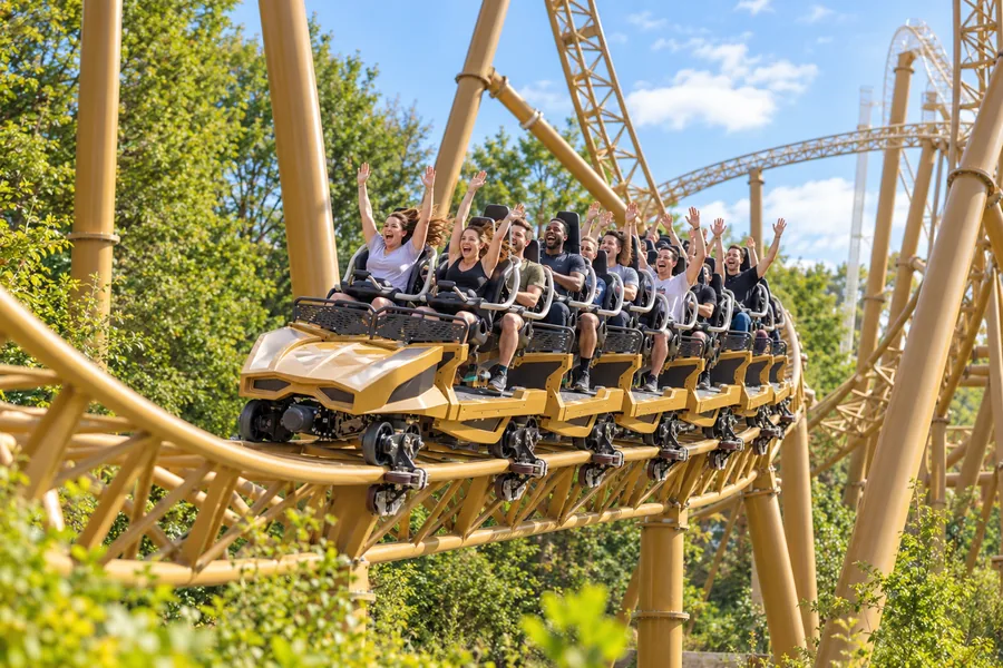Treno di Hyperia sul suo binario dorato a Thorpe Park